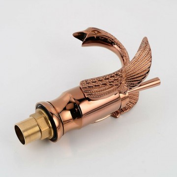 Rose gouden kraan in de vorm van een zwaan