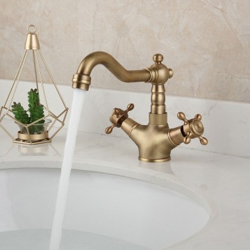 Rustieke bronzen kraan