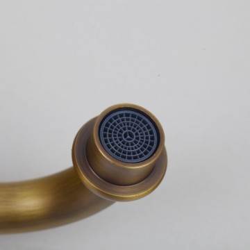 Klassieke brons wastafel kraan ook geschikt is als keukenkraan vintage