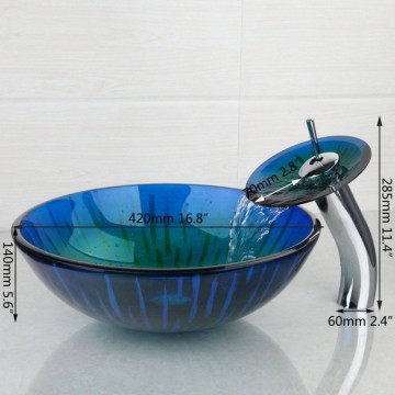 Luxe watervalkraan chroom met glazen mond en stijlvolle blauwe glazen waskom.