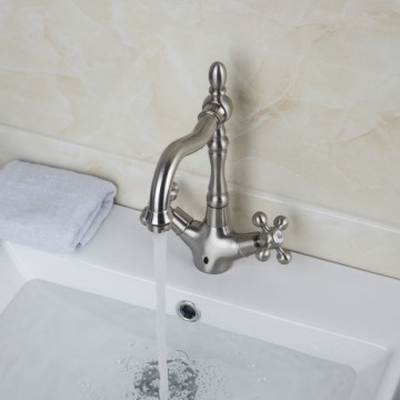 Klassieke geborsteld nikkel wastafel kraan welke ook geschikt is als keukenkraan