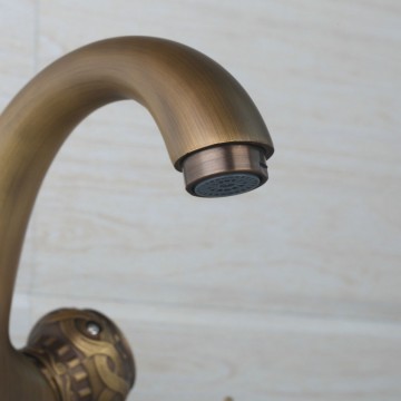 Nostalgische wastafelkraan vintage model Brons afgewerkt klassiek design