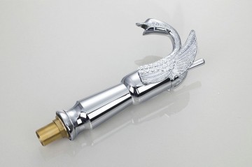 Elegante chroom wastafelkraan in de vorm van een sierlijke zwaan