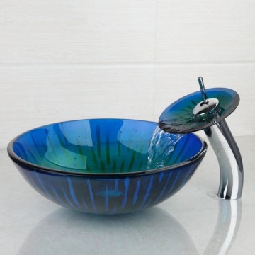 Luxe watervalkraan chroom met glazen mond en stijlvolle blauwe glazen waskom.