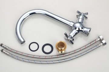 Stijlvolle Keuken kraan chrome afgewerkt en draaibaar met klassieke draaihendels