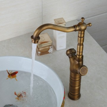 Hoge nostalgische wastafelkraan brons kleurige antiek look afwerking ideaal voor glazen waskom