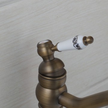 Mooie nostalgische bronzen wastafelkraan Antiek messing look retro kraan