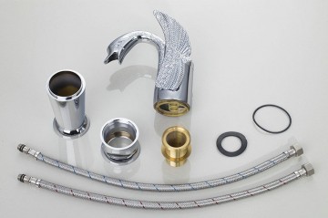 Elegante chroom wastafelkraan in de vorm van een sierlijke zwaan