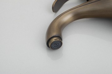 Mooie retro bronzen wastafelkraan Antiek messing look nostalgische kraan