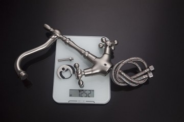 Klassieke geborsteld nikkel wastafel kraan welke ook geschikt is als keukenkraan