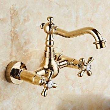 Klassieke goud kleurige nostalgische badkraan muurbevestiging
