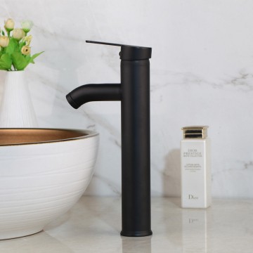 zwarte hoge mengkraan