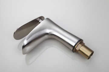 Nikkel geborstelde waterval wastafelkraan strak model