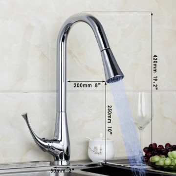 Strakke chroom keukenkraan draaibaar en uittrekbaar met LED verlichting op waterkracht Ledkraan