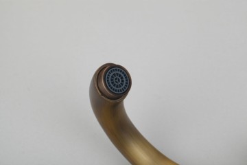 Nostalgische wastafelkraan vintage model Brons afgewerkt klassiek design