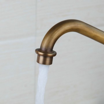 Hoge nostalgische wastafelkraan brons kleurige antiek look afwerking ideaal voor glazen waskom