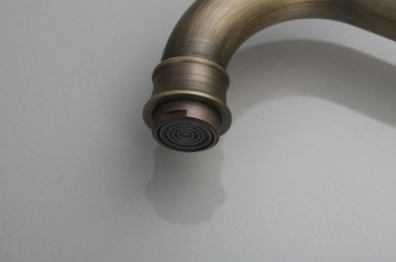 Nostalgische wastafelkraan klassiek model brons afgewerkt met afdekplaat