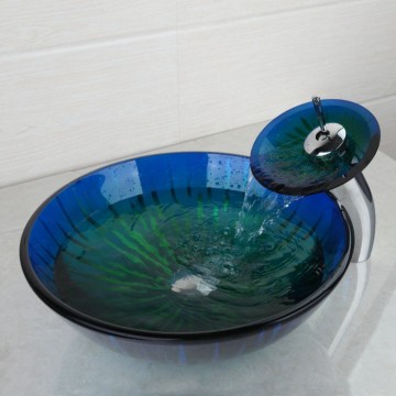 Luxe watervalkraan chroom met glazen mond en stijlvolle blauwe glazen waskom.