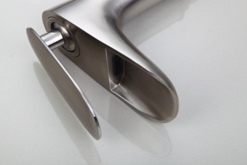 Nikkel geborstelde waterval wastafelkraan strak model