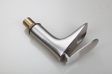 Nikkel geborstelde waterval wastafelkraan strak model