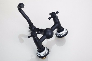 Nostalgische Oil bronzen badkraan muurbevestiging met wit keramiek afwerking