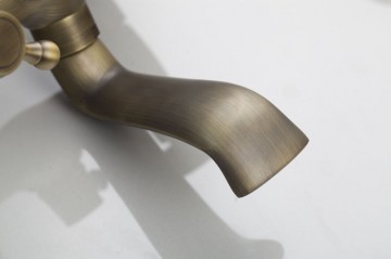 Klassieke bronzen badkraan muurbevestiging inclusief handdouche.