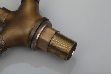 Elegante nostalgische bronzen wastafelkraan Antiek messing look