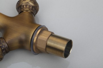 Nostalgische wastafelkraan vintage model Brons afgewerkt klassiek design