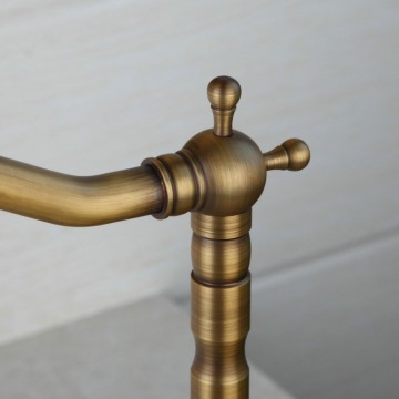 Hoge nostalgische wastafelkraan brons kleurige antiek look afwerking ideaal voor glazen waskom