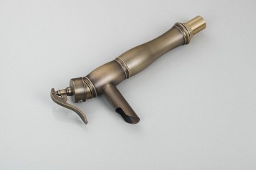 Nostalgische bronskleurige afgewerkte wastafel kraan met hand geschilderde keramiek waskom