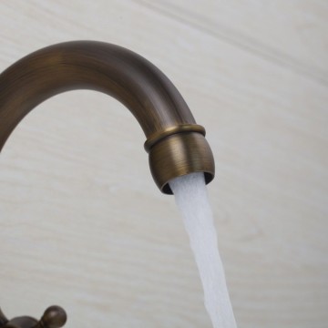 Mooie nostalgische bronzen wastafelkraan Antiek messing look