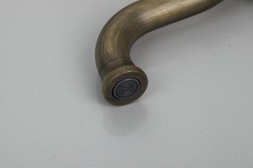 Nostalgische brons afgewerkte wastafel kraan met hand geschilderde keramiek waskom