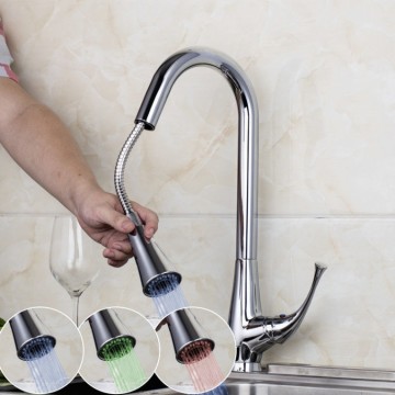 Strakke chroom keukenkraan draaibaar en uittrekbaar met LED verlichting op waterkracht Ledkraan