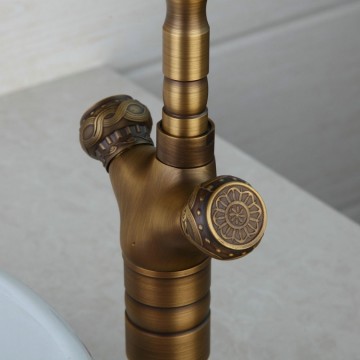 Hoge nostalgische wastafelkraan brons kleurige antiek look afwerking ideaal voor glazen waskom