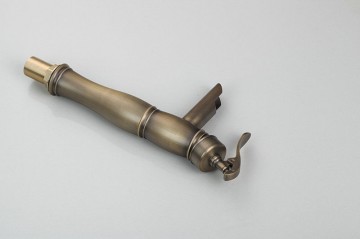 Nostalgische bronskleurige afgewerkte wastafel kraan met hand geschilderde keramiek waskom