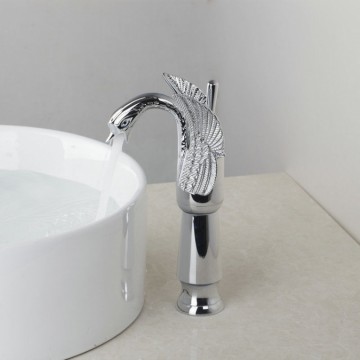 Elegante chroom wastafelkraan in de vorm van een sierlijke zwaan