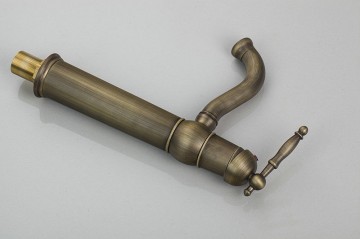 Nostalgische brons afgewerkte wastafel kraan met hand geschilderde keramiek waskom