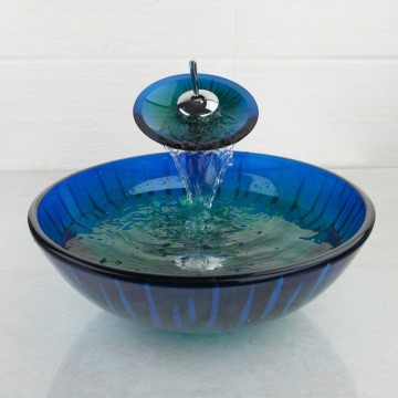 Luxe watervalkraan chroom met glazen mond en stijlvolle blauwe glazen waskom.