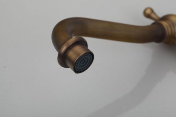 Elegante nostalgische bronzen wastafelkraan Antiek messing look