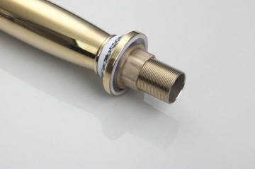 Nostalgische goudkleurige wastafelkraan met witte elementen afgewerkt draaibaar