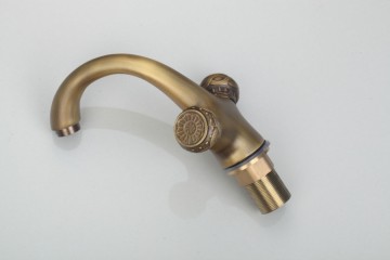 Nostalgische wastafelkraan vintage model Brons afgewerkt klassiek design