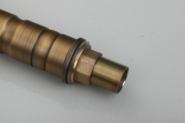 Hoge nostalgische wastafelkraan brons kleurige antiek look afwerking ideaal voor glazen waskom