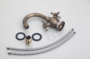 Mooie nostalgische bronzen wastafelkraan Antiek messing look