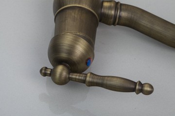 Nostalgische brons afgewerkte wastafel kraan met hand geschilderde keramiek waskom