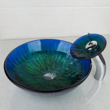 Luxe watervalkraan chroom met glazen mond en stijlvolle blauwe glazen waskom.