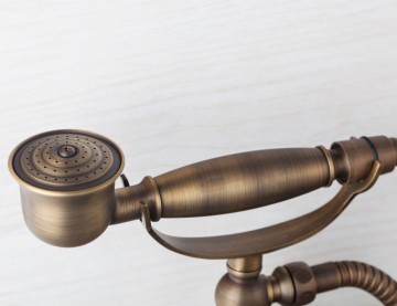 Klassieke bronzen badkraan muurbevestiging inclusief handdouche.