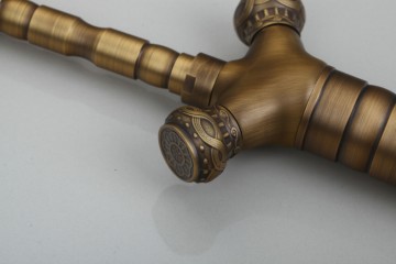 Hoge nostalgische wastafelkraan brons kleurige antiek look afwerking ideaal voor glazen waskom