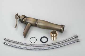 Nostalgische bronskleurige afgewerkte wastafel kraan met hand geschilderde keramiek waskom