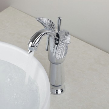Elegante chroom wastafelkraan in de vorm van een sierlijke zwaan