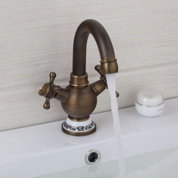 Mooie nostalgische bronzen wastafelkraan Antiek messing look